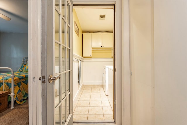 washroom featuring washer and dryer, light tile patterned flooring, cabinets, and ceiling fan