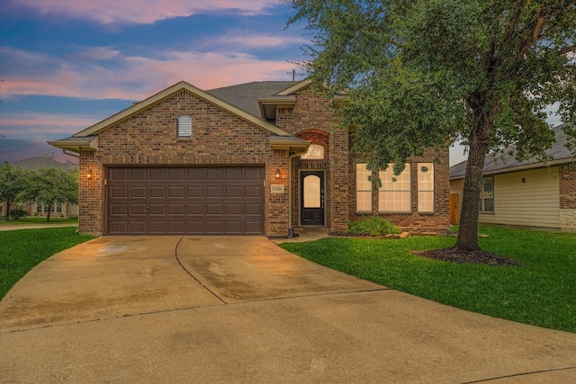 view of front of property featuring a lawn