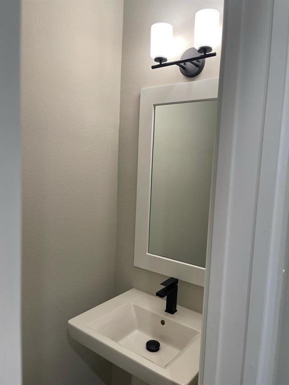 bathroom featuring sink