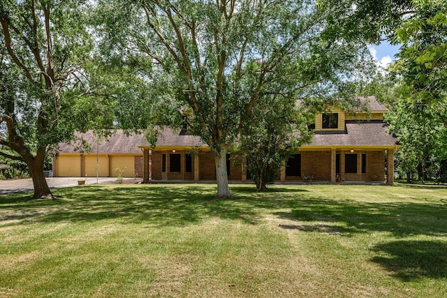 view of front of house featuring a front lawn