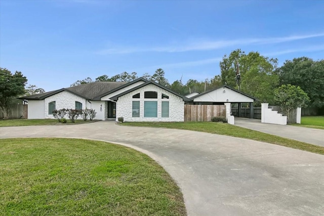 single story home with a front yard