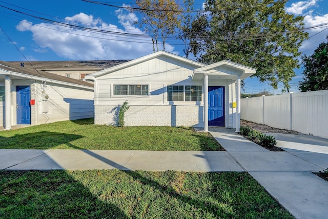 view of front of home with a front lawn