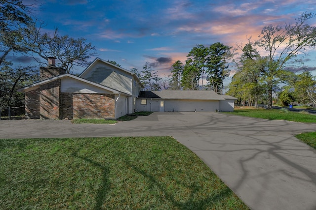 view of front of house featuring a yard