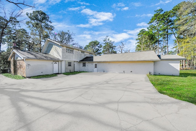 view of front of house featuring a front yard