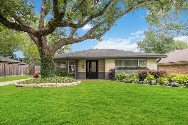 ranch-style home featuring a front lawn