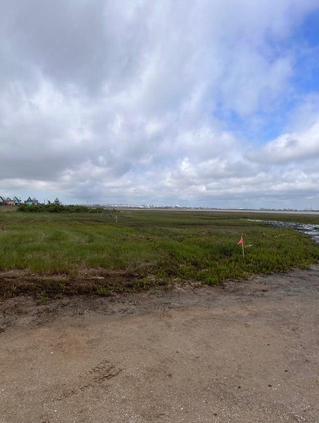 Listing photo 3 for 0000 Nesmith Pl, Galveston TX 77541