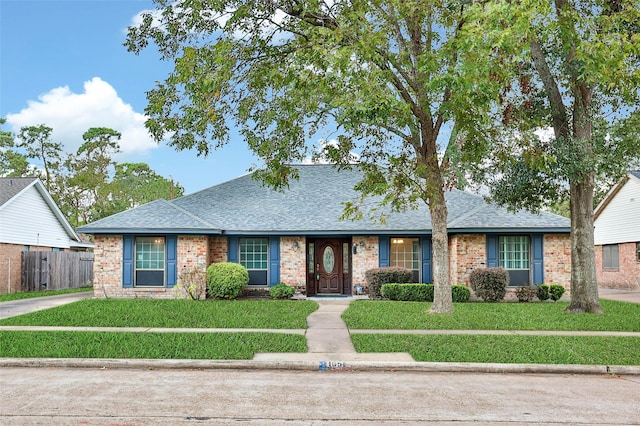 ranch-style house featuring a front lawn