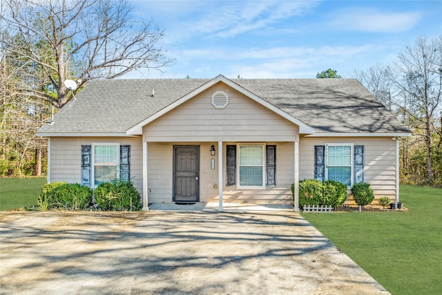 view of front facade featuring a front yard and a porch