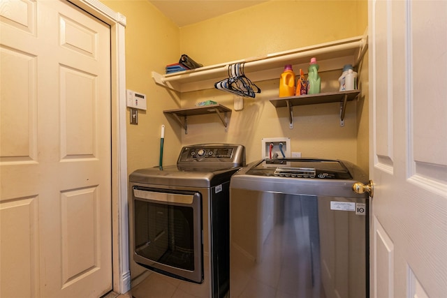 laundry room featuring washer and clothes dryer