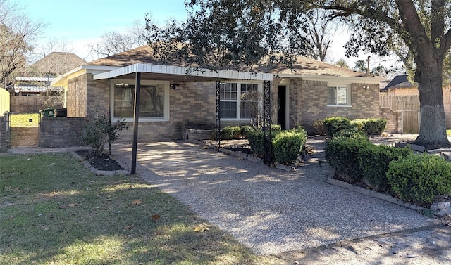 ranch-style home with a front yard