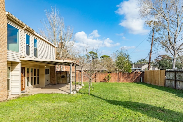 view of yard featuring a patio area