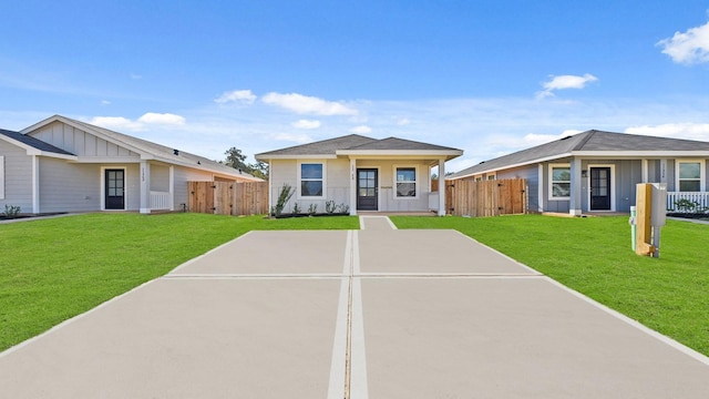 view of front of property featuring a front yard and covered porch