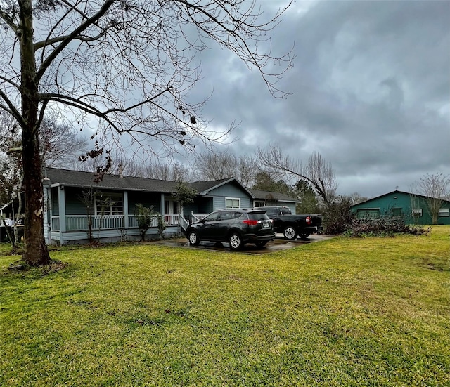 view of front facade with covered porch and a front yard