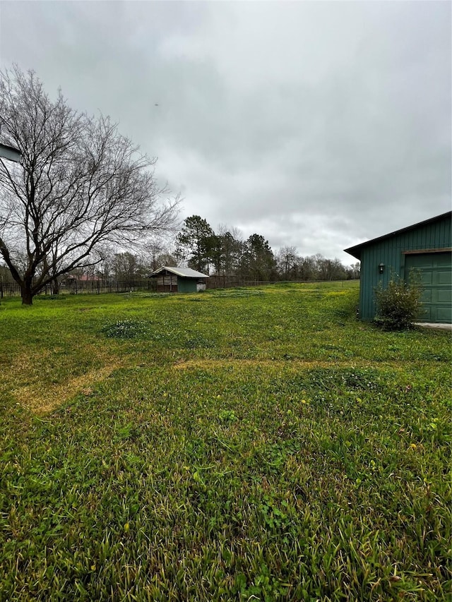 view of yard with an outdoor structure