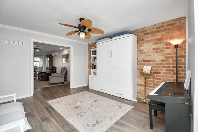 foyer entrance featuring dark wood-type flooring, ceiling fan, and ornamental molding