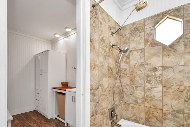 bathroom with tiled shower / bath and crown molding