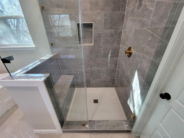 bathroom featuring a tile shower