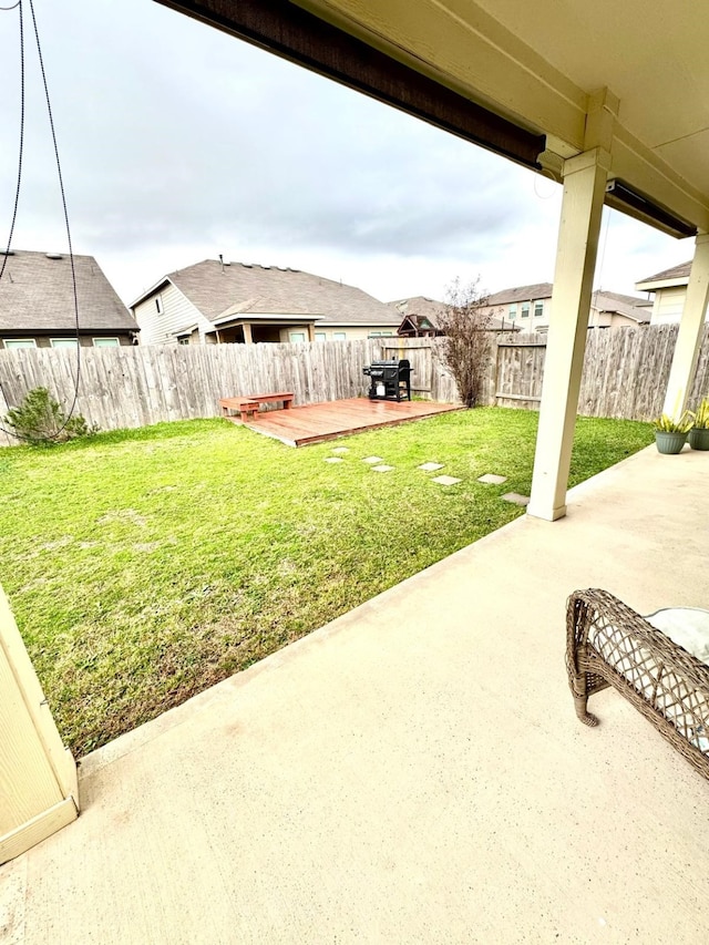 view of yard featuring a patio area