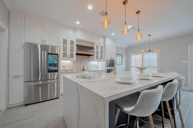 4 Rutgers Pl W, University Place, TX 77005 - kitchen featuring smart refrigerator, premium range hood, white cabinetry, a center island with sink, and a chandelier