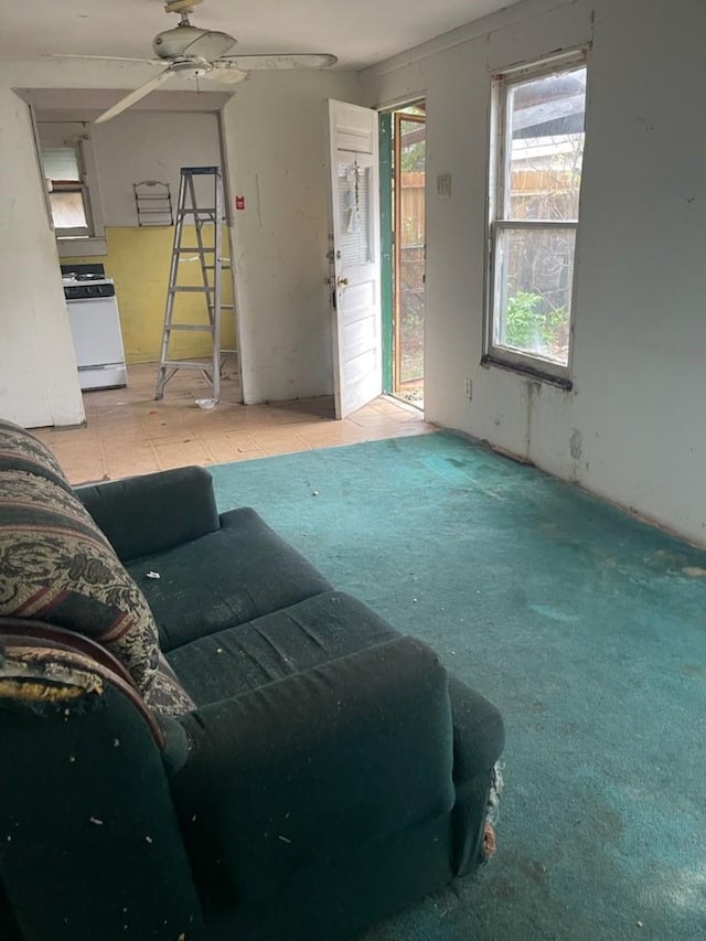 carpeted living room featuring ceiling fan