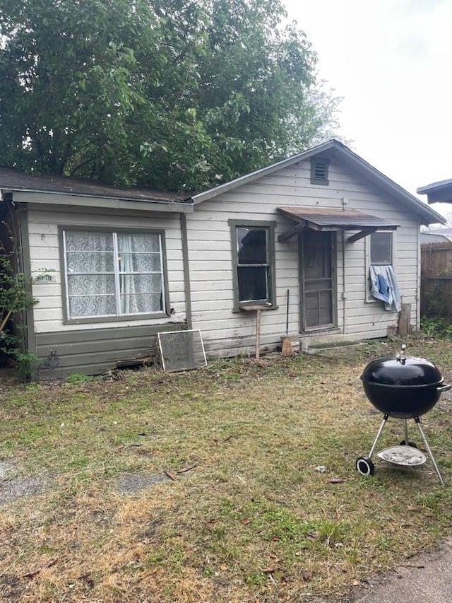 view of front of property with a front lawn