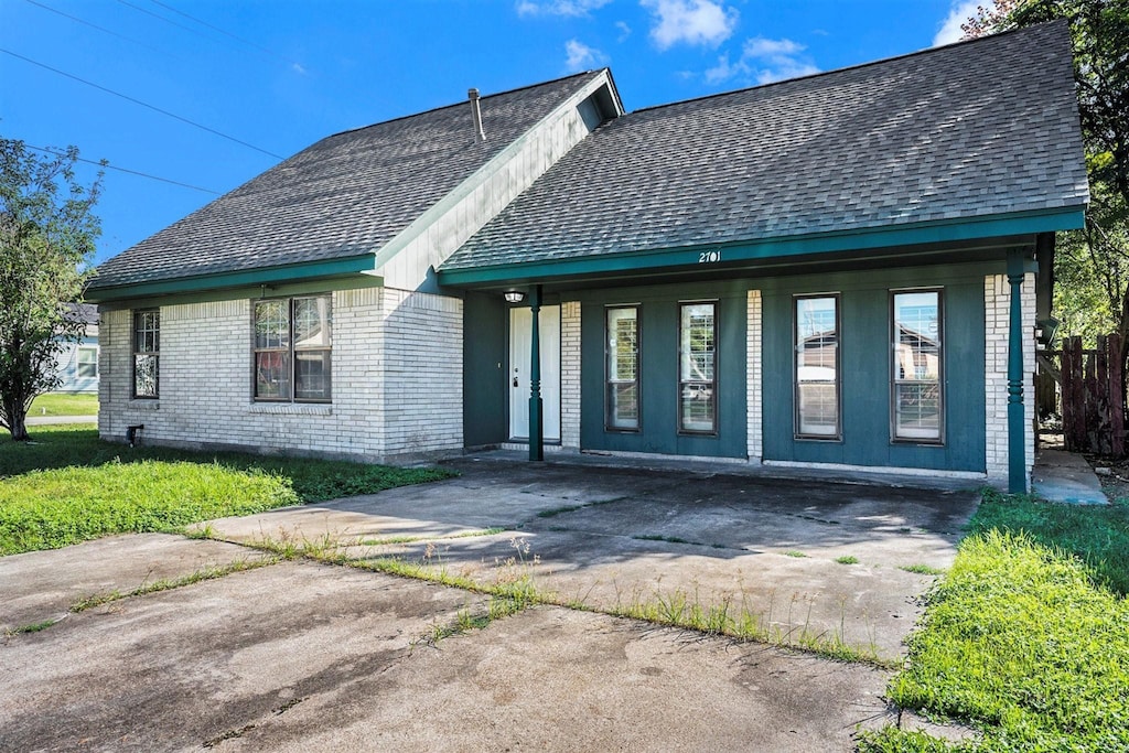 view of front of house featuring covered porch