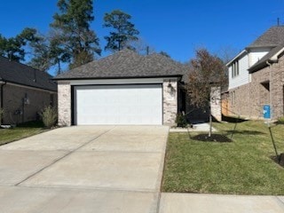 view of front facade featuring a front lawn