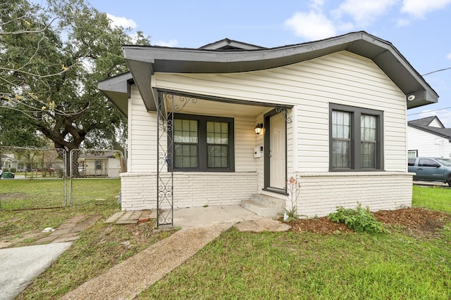 view of front facade featuring a front yard