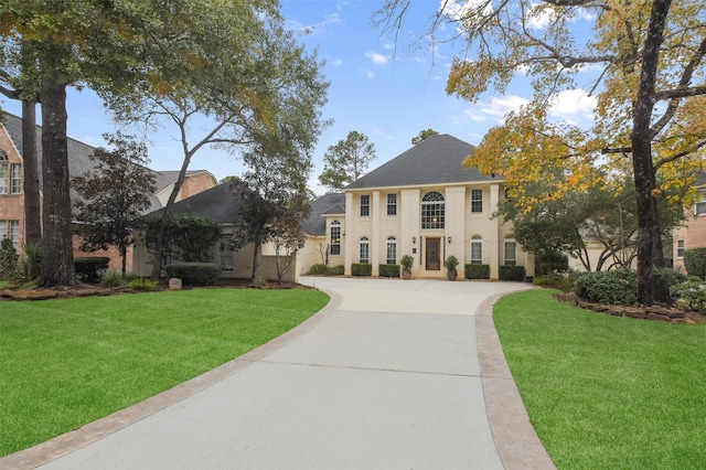 view of front of home featuring a front yard