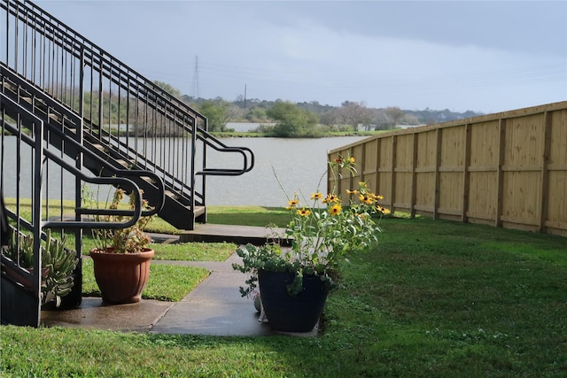 view of yard featuring a water view