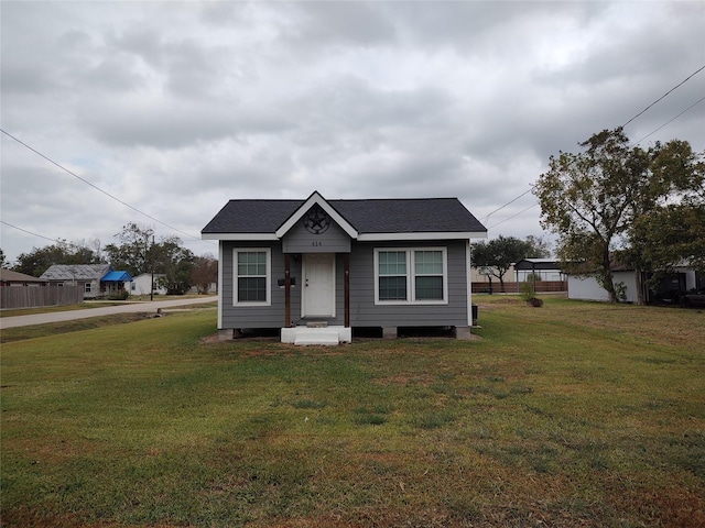 bungalow featuring a front lawn