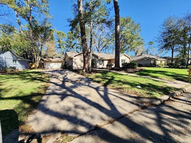 ranch-style house featuring a front yard