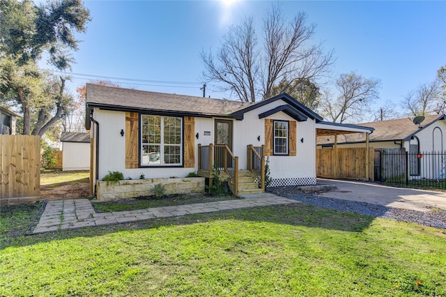 view of front of house featuring a carport and a front yard