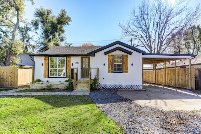 view of front of property featuring a front yard and a carport