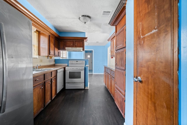 kitchen with stainless steel fridge, dishwashing machine, a textured ceiling, sink, and electric stove