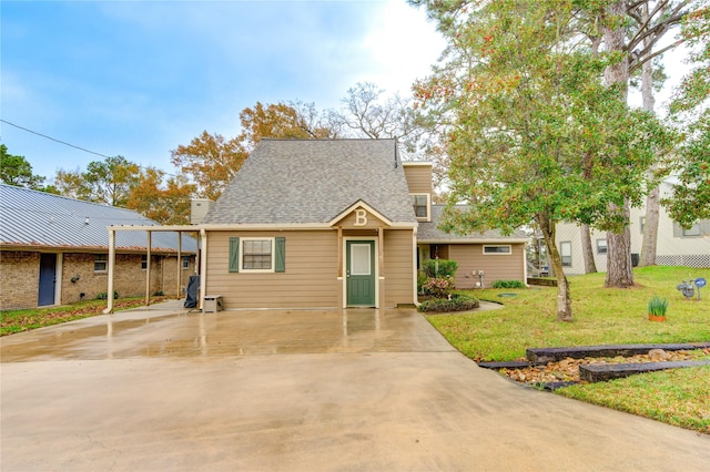 view of front of house featuring a front yard and a carport