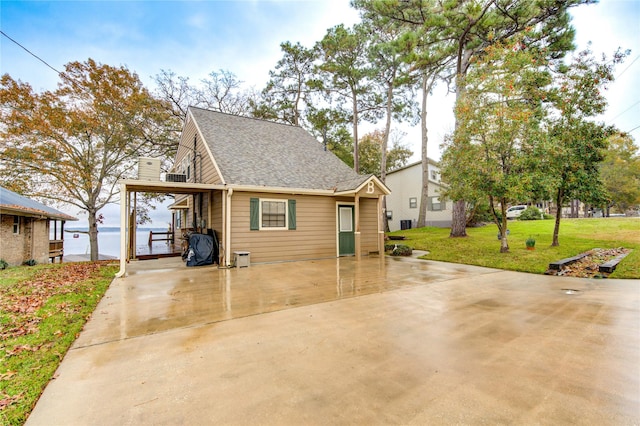 view of front of property featuring a water view and a front yard