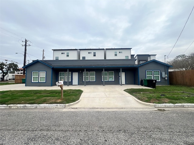 view of front of property featuring a front yard