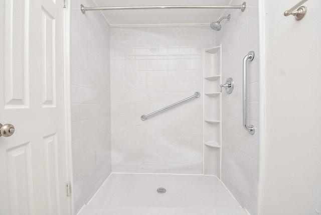 bathroom featuring tiled shower