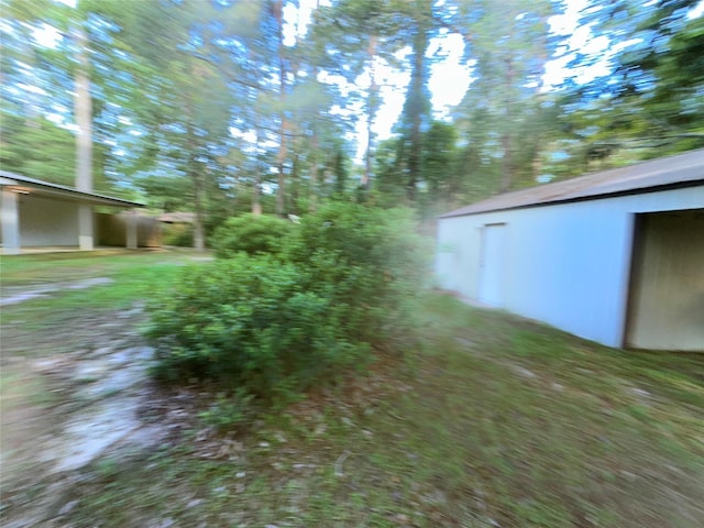 view of yard featuring an outdoor structure