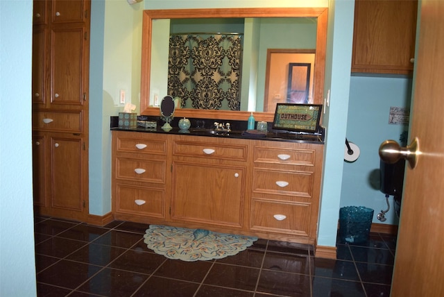 bathroom featuring a shower with curtain and vanity