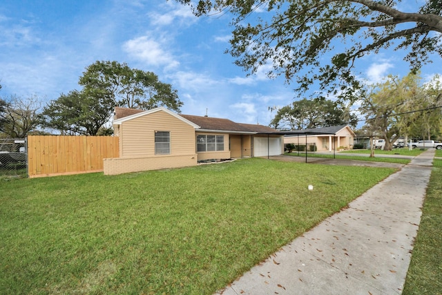 view of front of home featuring a front lawn and a carport