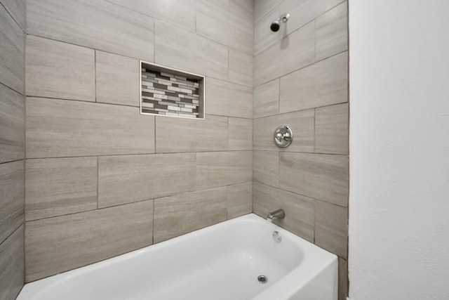 bathroom featuring tiled shower / bath