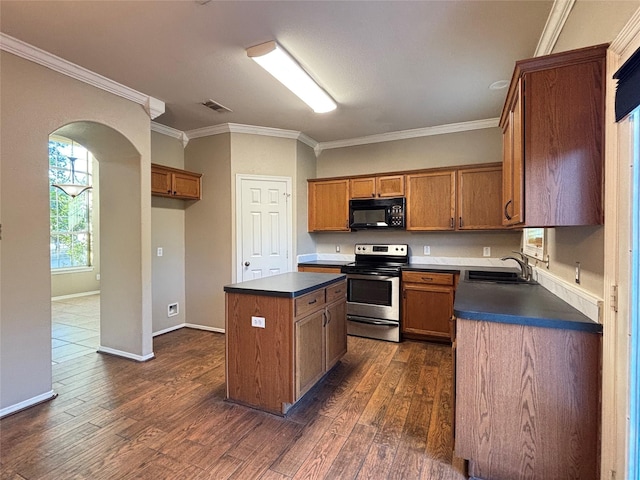 kitchen with a center island, stainless steel electric range oven, dark wood-type flooring, and sink