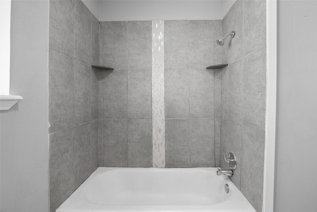 bathroom with tiled shower / bath