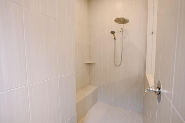 bathroom featuring a tile shower