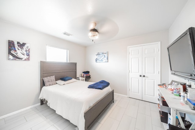 bedroom featuring ceiling fan and a closet