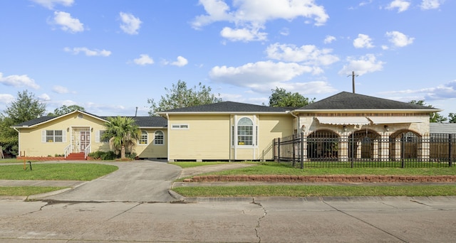 single story home featuring a front lawn