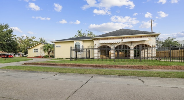 ranch-style house featuring a front yard