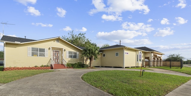 single story home with a front lawn